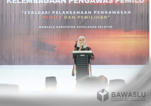 Nurul Badriyah pada saat memberi sambutan kegiatan  Pembinaan dan Penguatan Kelembagaan Pengawas Pemilu